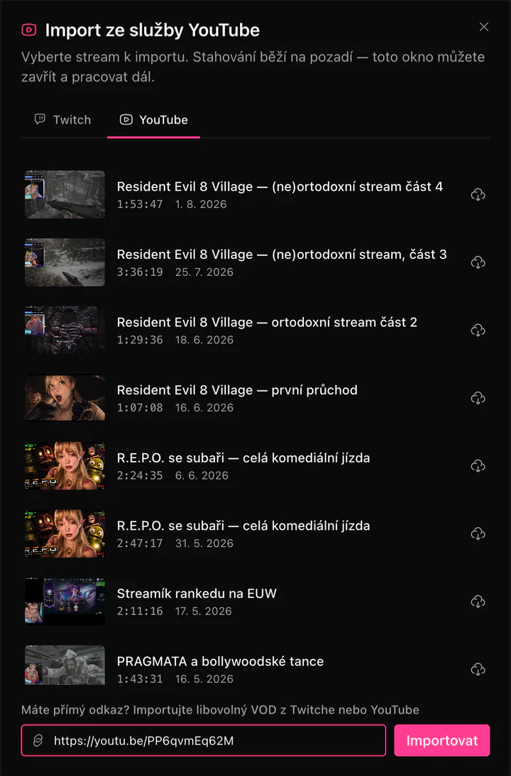 Importní dialog ClipEZ na záložce YouTube, který vypisuje vlastní starší streamy propojeného kanálu jako řádky s náhledem, názvem, délkou a datem nahrání, každý s tlačítkem stažení. Ve spodní části dialogu je pole s přímým odkazem, ve kterém je vložený odkaz youtu.be, a vedle něj tlačítko Import — pro vložení jakéhokoli VOD z Twitche nebo YouTube.
