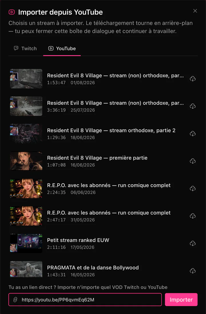 La boîte de dialogue d’import de ClipEZ sur l’onglet YouTube, listant les anciens streams de la chaîne connectée sous forme de lignes avec vignette, titre, durée et date de mise en ligne, chacune avec un bouton de téléchargement. Au bas de la boîte de dialogue, un champ de lien direct contient une URL youtu.be à côté d’un bouton Importer, pour coller à la place n’importe quelle VOD Twitch ou YouTube.