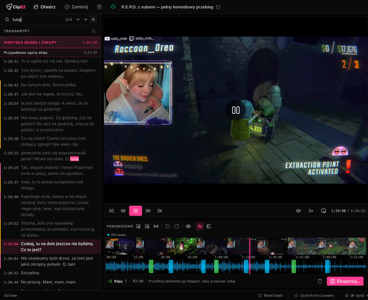 Okno ClipEZ z otwartą wyszukiwarką w transkrypcie. W polu wyszukiwania jest słowo, obok niego licznik trafień i strzałki do poprzedniego i następnego, a w transkrypcie poniżej znaleziona linijka ma to słowo wyróżnione na różowo, pod przyklejonym nagłówkiem rozdziału. Odtwarzacz i głowica odtwarzania na osi czasu przesunęły się na miejsce tej linijki w streamie.