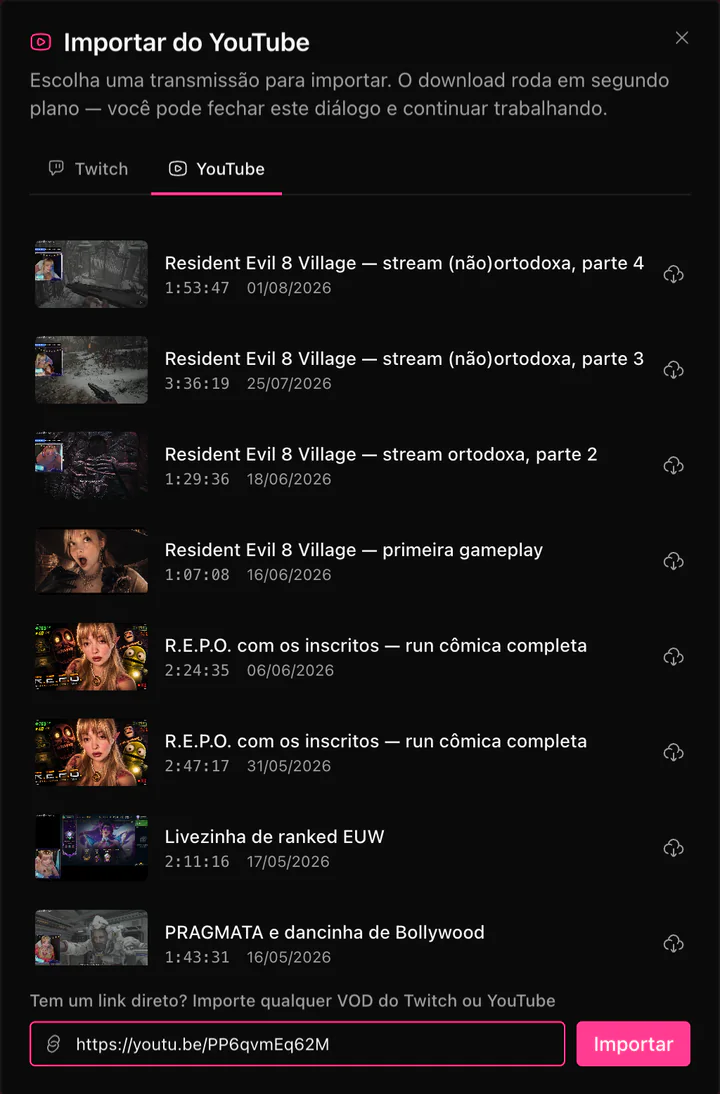 A janela de importação do ClipEZ na aba YouTube, listando as lives passadas do próprio canal conectado como linhas de miniatura, título, duração e data de upload, cada uma com um botão de download. No pé da janela, um campo de link direto traz uma URL youtu.be ao lado de um botão Importar, para colar qualquer VOD da Twitch ou do YouTube em vez disso.